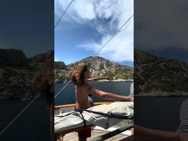 Discovery of the Calanques aboard an exceptional sailboat - Bonjour Fun