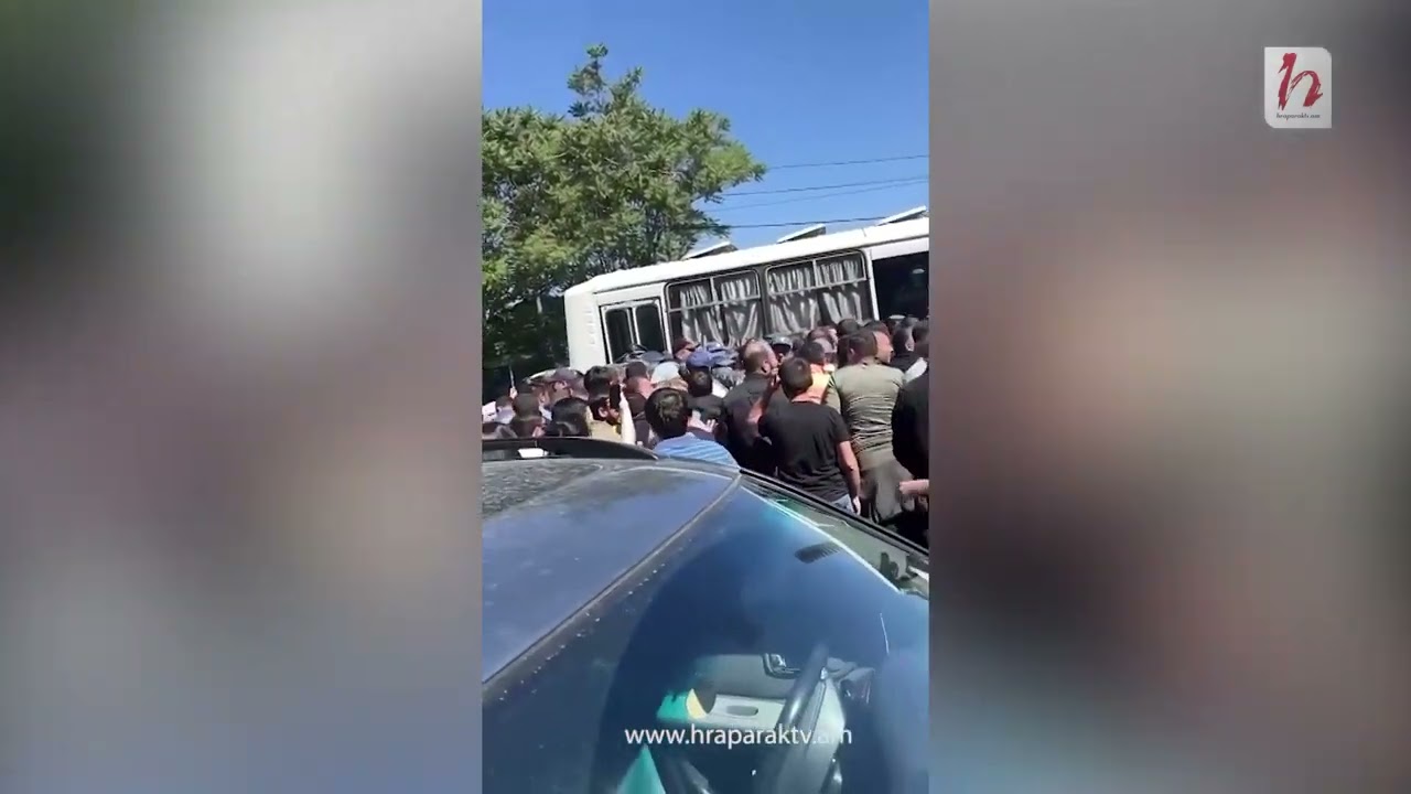 Ցուցարարները վերադարձնում են ոստիկաններին «ելման դիրքեր»