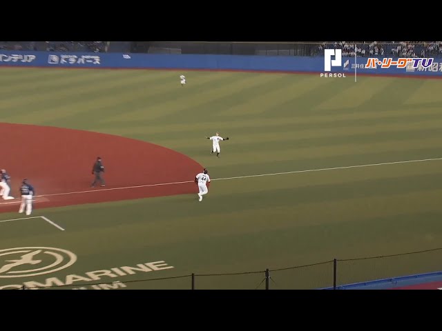 強風でフライ捕球も四苦八苦