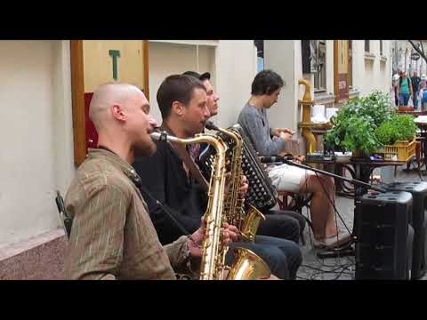 Csángálló a sétáló Kazincy utcában 3