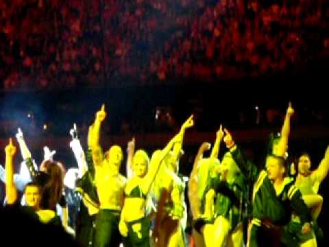 Take That & Robbie - No regrets / Relight my fire