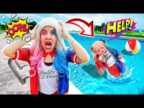 ARLEQUINA BRINCA com sua BEBÊ IRMÃ GÊMEA NA PISCINA