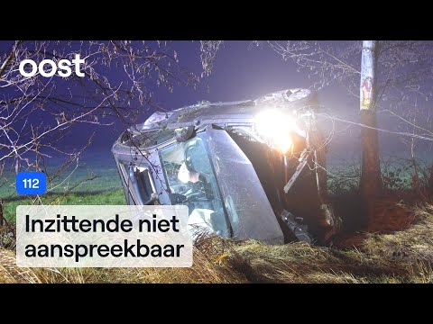 Auto schiet van snelweg en vliegt over de kop | Oost