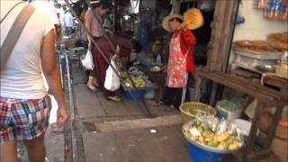 preview picture of video 'Mae Klong Market (ตลาดแม่กลอง) - Samut Songkhram'