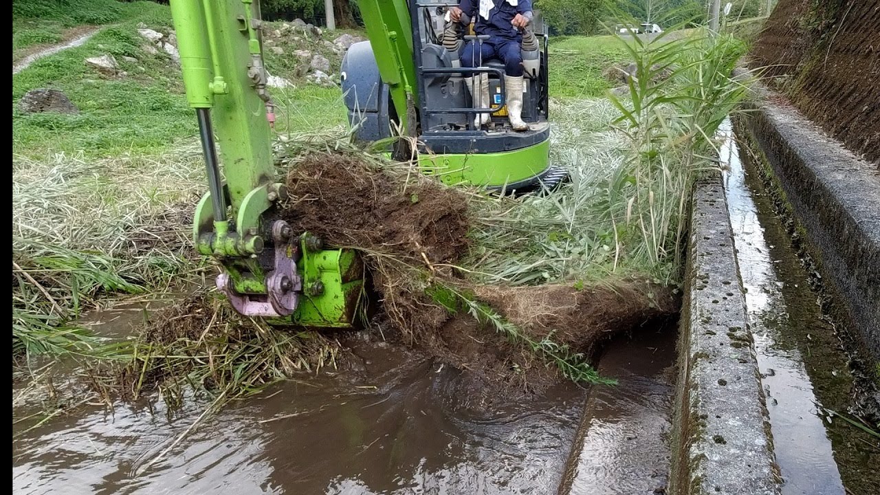 大豆が日照り続きで枯れそうなので灌水するため、取水堰の掃除をしに行きます。