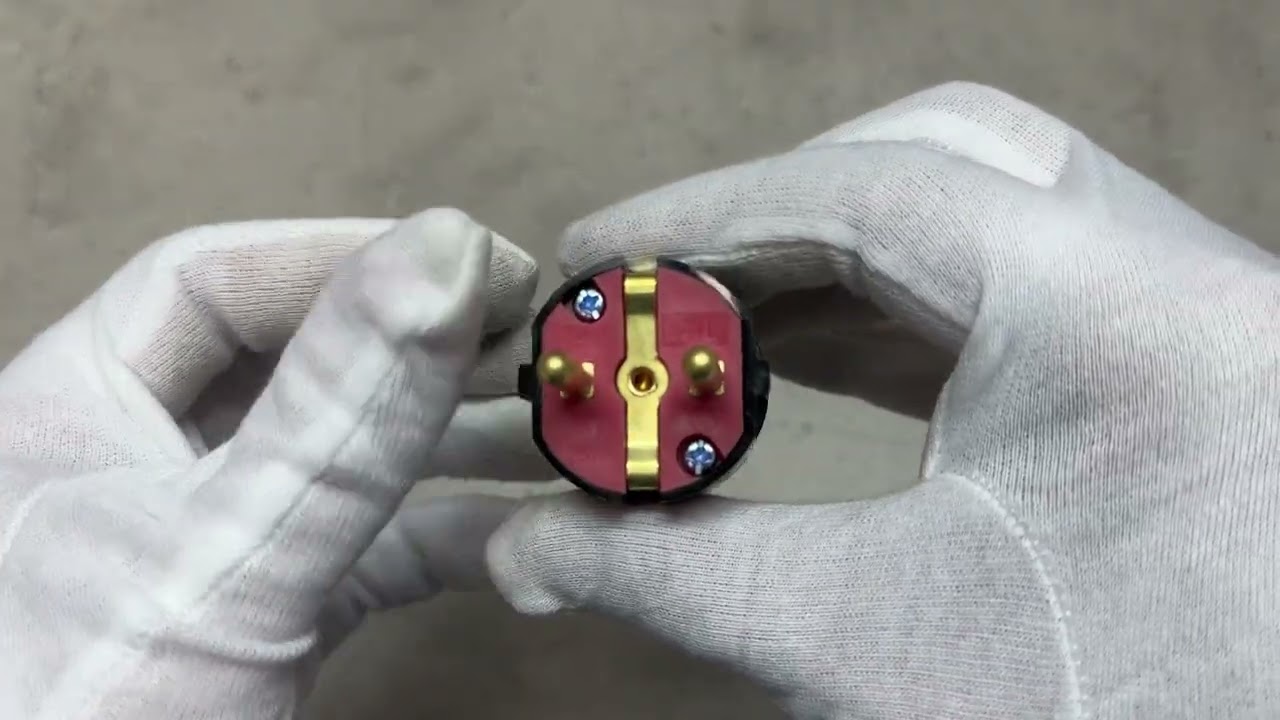 Вилка штепсельная LXL 317BLP из заземлением и ушком черная