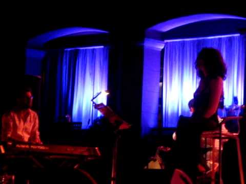 Meno ektos - Eleftheria Arvanitaki