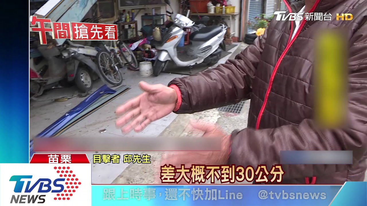 轎車撞進機車行 騎士驚險閃過 路人喪命