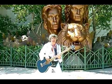 Teddy Bear on Las Vegas Blvd (Siegfried & Roy statue)