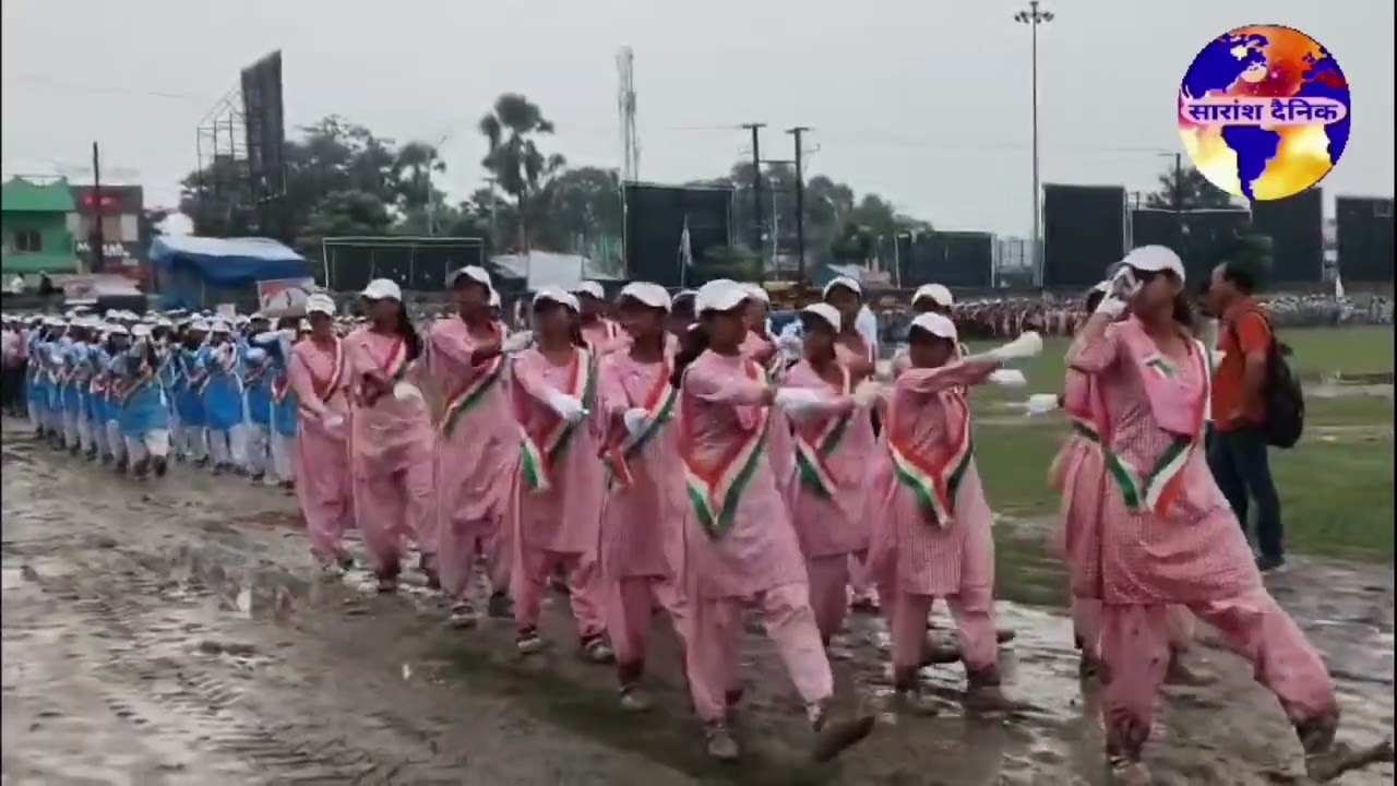 कीचड़ में भी नहीं रूके छात्रों के कदम