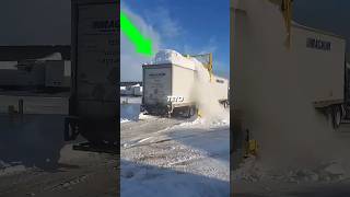 É assim que removem a neve do teto de um caminhão!!!