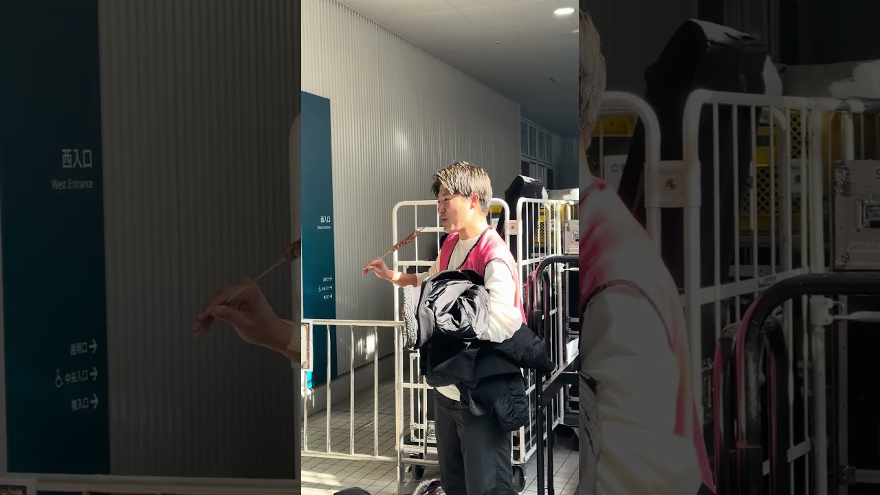 汗だくでソーセージ串を食べる土屋翔