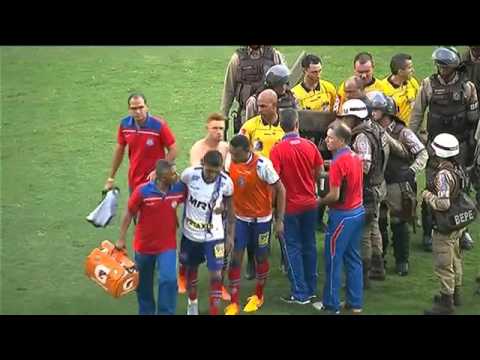 Kieza perde a linha e acaba expulso no Ba-Vi na Série B