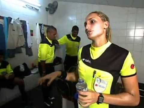 Partida Portuguesa x Artsul, o especial da musa da bandeirinha.wmv