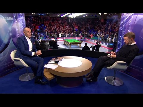 Stephen Hendry caught looking at his phone