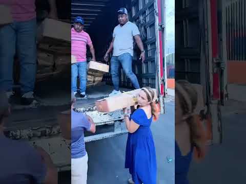 Alcaldesa municipal recibe una importante donación de la DIAN.