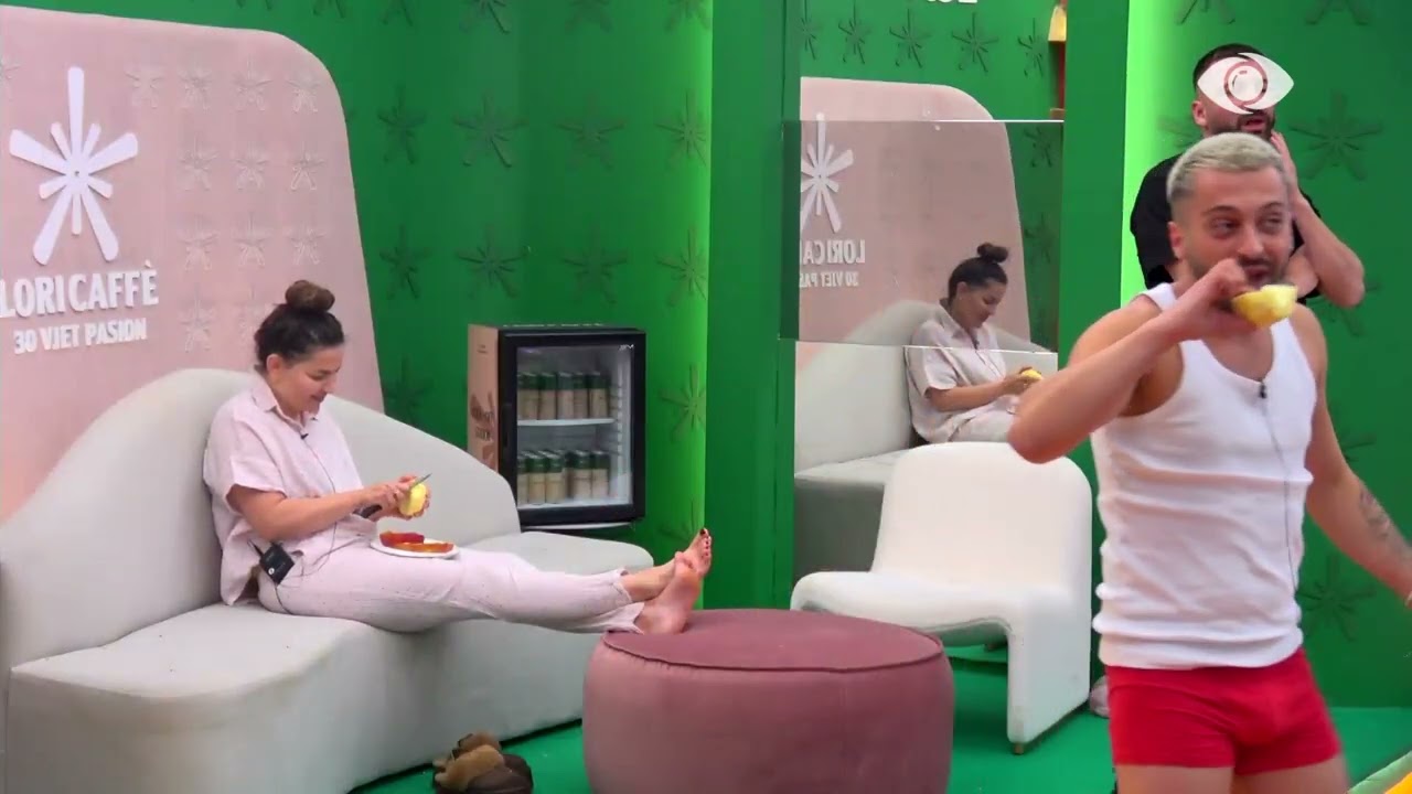 Kelly e imiton Vserlon, Gjesti e ndjek nga mbrapa