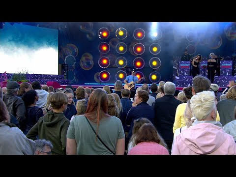 Jakob Hellman avslutar kvällen med sin klassiska hit ”Hon har ett sätt” - Sommarkrysset (TV4)