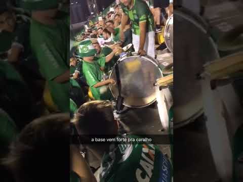 "Pequeno BARRA BRAVA é isso ai intervalo do jogo de chape x Nacional do Uruguai Barra da chape " Barra: Barra da Chape &bull; Club: Chapecoense &bull; País: Brasil