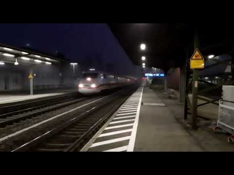 ICE fährt durch Bingen