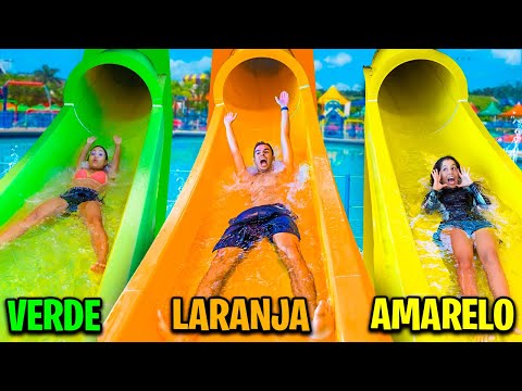 PIQUE ESCONDE COLORIDO NO PARQUE AQUÁTICO! - (CAMUFLADOS) - ESCOLHA A COR CERTA!