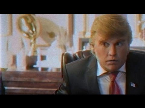 Föhnfrisur inklusive - Johnny Depp parodiert Donald Trump