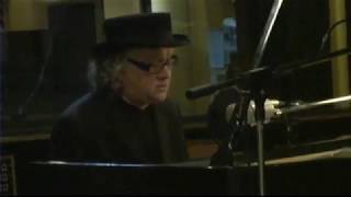 John Lee Sanders covers the classics of Elton John