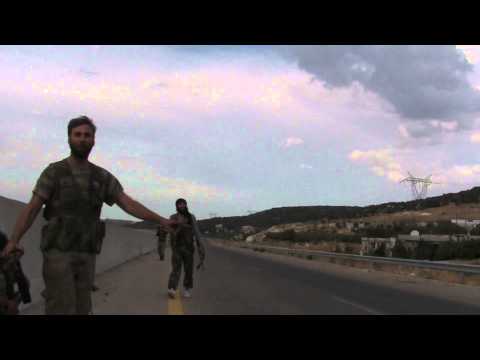 تصاعد الدخان من حاجز الكازية في قرية الداما في ريف إدلب بعد استهدافه من قبل لواء الشهيد حمزة الخطيب