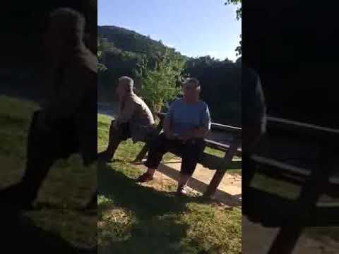 Baba iz Krajine kaze da otkad ljudi ne tuku zene i ucitelji djecu,nema ni djaka ni zena