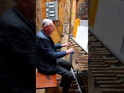 Beiaardier speelt Radar Love op carillon Groote Kerk