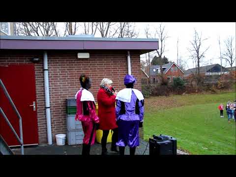 Kinderen van de Klimbeam wachten op Sinterklaas op het Dobbeterrein in Koudum