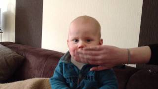 Baby Jona macht den Indianer wie Donald Duck