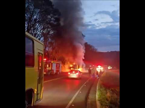 Carreta pega fogo na SC-157 e mobiliza bombeiros no Oeste de SC