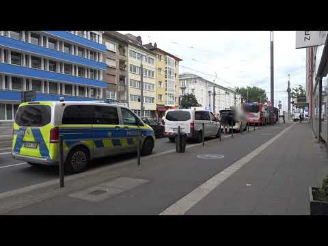 Taxi kollidiert mit Linienbus am Bonner Bertha-von-Suttner-Platz am 10.06.22