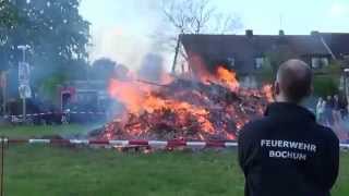 preview picture of video 'Osterfeuer Stiepeler Dorfkirche 2014'