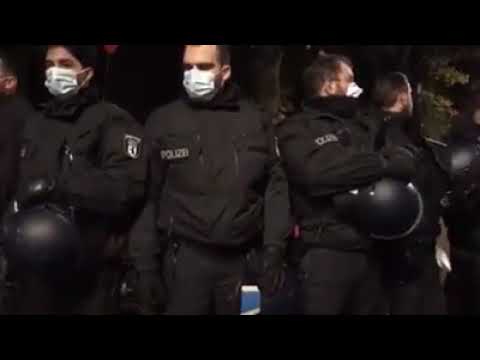 Demo Berlin 18.11.2020 Der Mann mit dem Klavier wird brutal festgenommen!