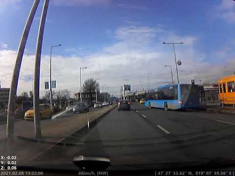 Buszvezető sávváltása középső ujjal