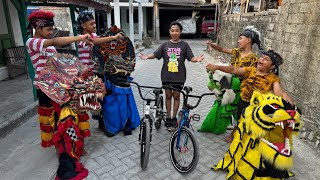 Download lagu TIGER BARONGAN VS DEVIL BARONGAN COMPETITION WITH COOL BICYCLES AS PRIZES mp3