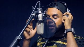 Quiero Un Amor Lyrics English Translation