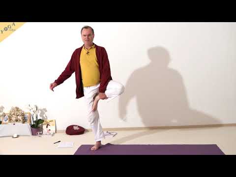 Baum mit Händen in Namaste Mudra vor der Brust - Yoga Asana Lexikon