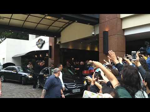 Video Paul McCartney deixando hotel Sheraton Porto Alegre (13-out-2017)