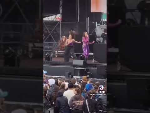 Aida Redru se emociona cantando su canción dedicada a Lucía de la Puerta en un concierto en Alicante