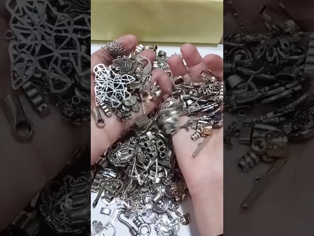 Vídeo relacionado con JYNXOR 50 Pcs Dijes Para Pulseras, Dijes Para Collares, Abalorios Para Hacer Collares, Charms Pulseras, Colgantes, Dijes De Esmalte, Diy Encantos Para De La Joyería De Bricolaje, Llaveros, Pendientes