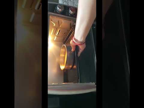 Preparing a cake in simple and easy way 🎂🎂🎂 #cakes #birthdaycake #yummyfood #baking