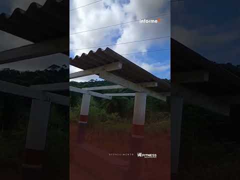 Furto de telhas deixa abrigo de ônibus sem proteção em Nova Ibiá