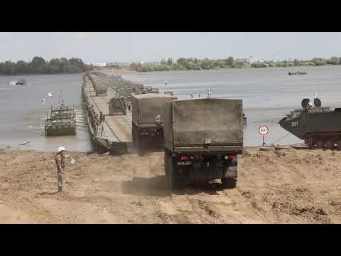 Сборка наплавного моста и переправа техники через Волгу во время спецучений в ЮВО