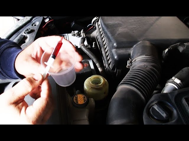 Уровень жидкости гур. Уровень жидкости гур 2112. Бочек гур шкода тур 1. Бачок жидкости гур приора. Уровень жидкости гур ваз 2112.