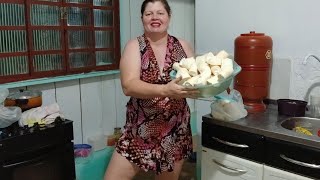 Guardando as mandiocas para nao estragar no congelador