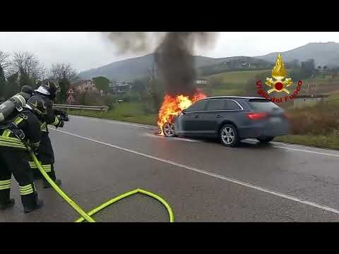 Meldola auto in fiamme intervengono i vigili del fuoco