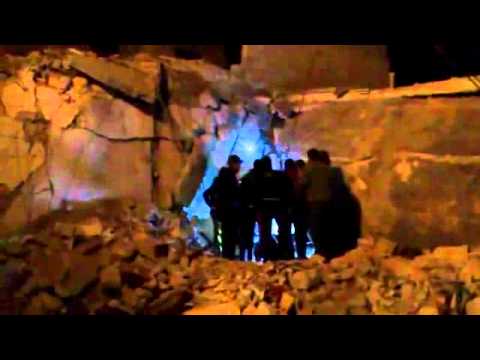 إنتشال جثة أحد القتلى في مدينة الباب في محافظة حلب